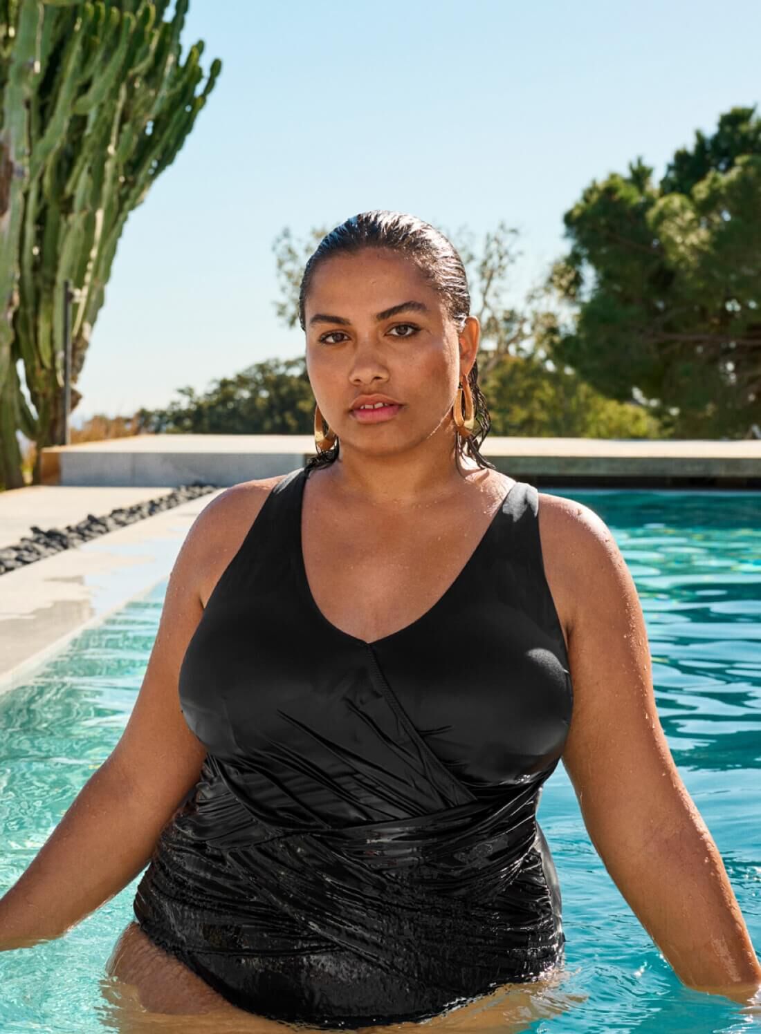 Zizzi Svart badedrakt med detaljer, , Model