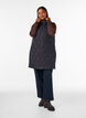 Mellomlang quiltet vest med hette, Svart, Model image number 1