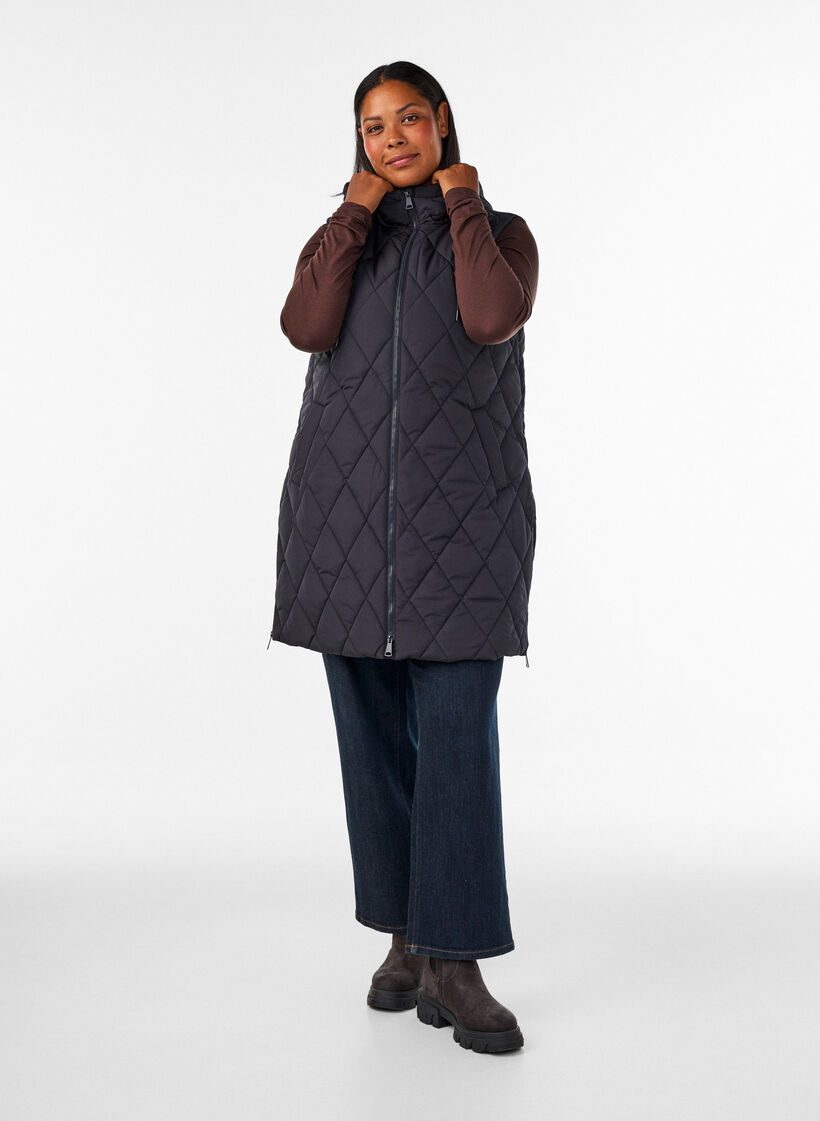 Mellomlang quiltet vest med hette, Svart, Model image number 1
