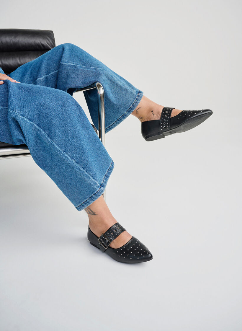Wide fit - Spiss ballerina med spenne og nagler, Black, Image