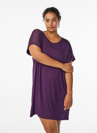 Zizzi Viskose nattkjole med blonder detaljer, Lilla, Model image number 0