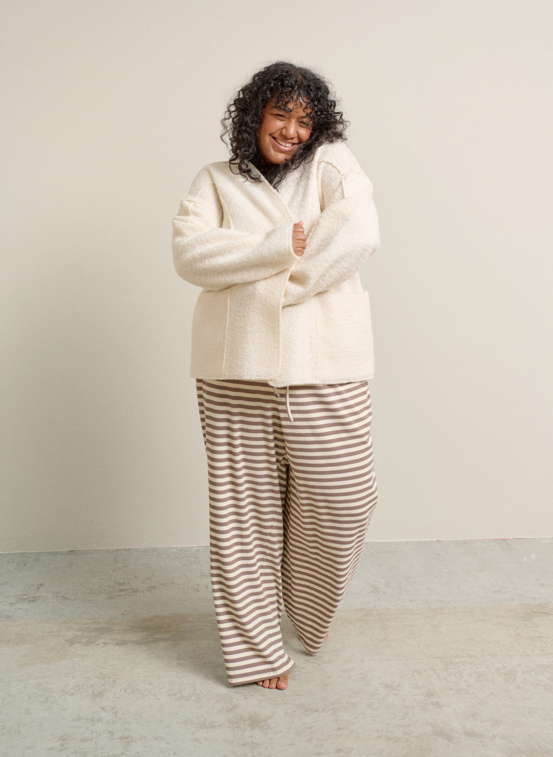 ZizziStripete pyjamasbukser med h&oslash;y midje og vide ben, Beige, Image image number 0