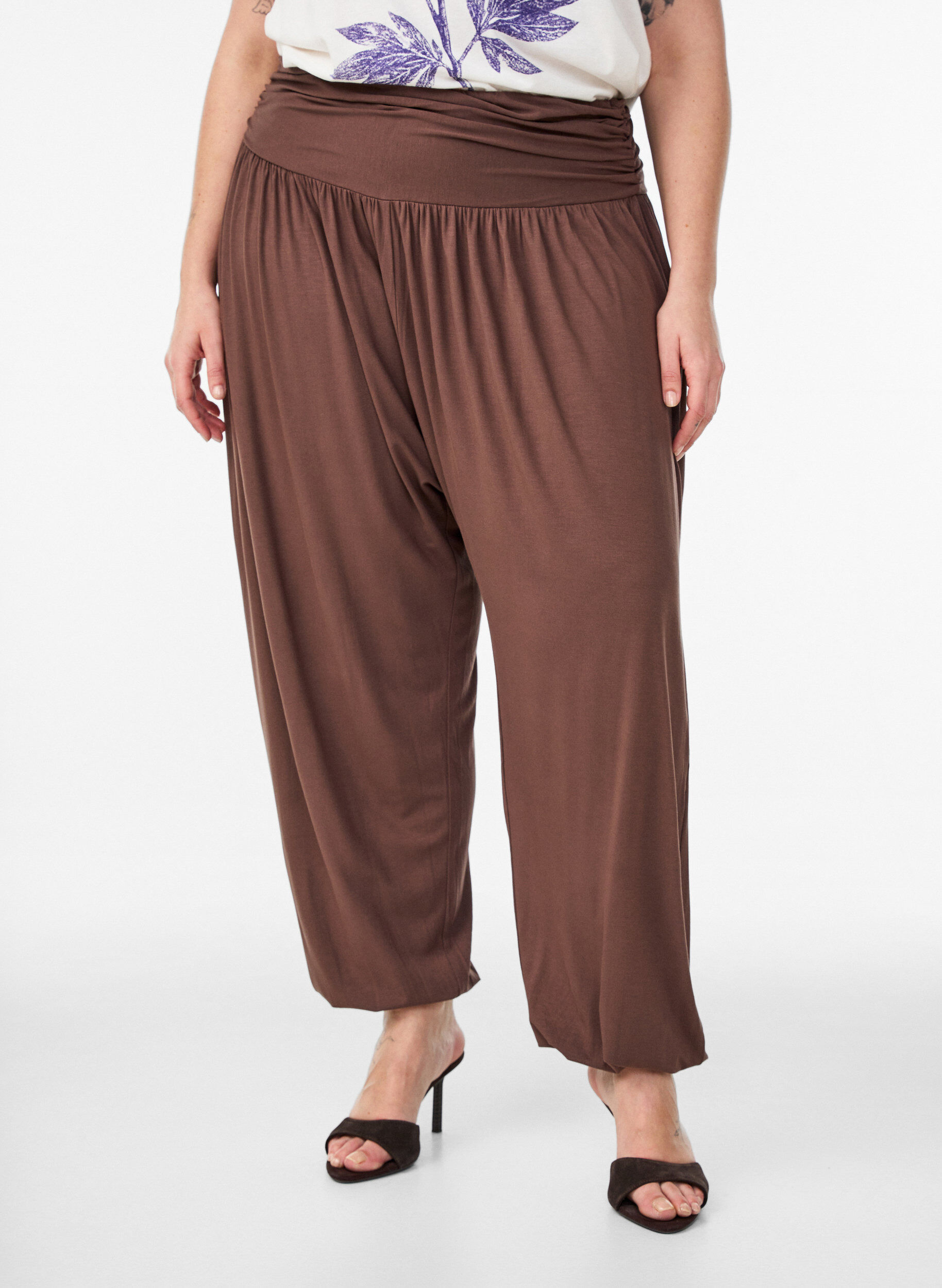 Zizzi Loose fit harem-bukser, Brun, Model image number 2