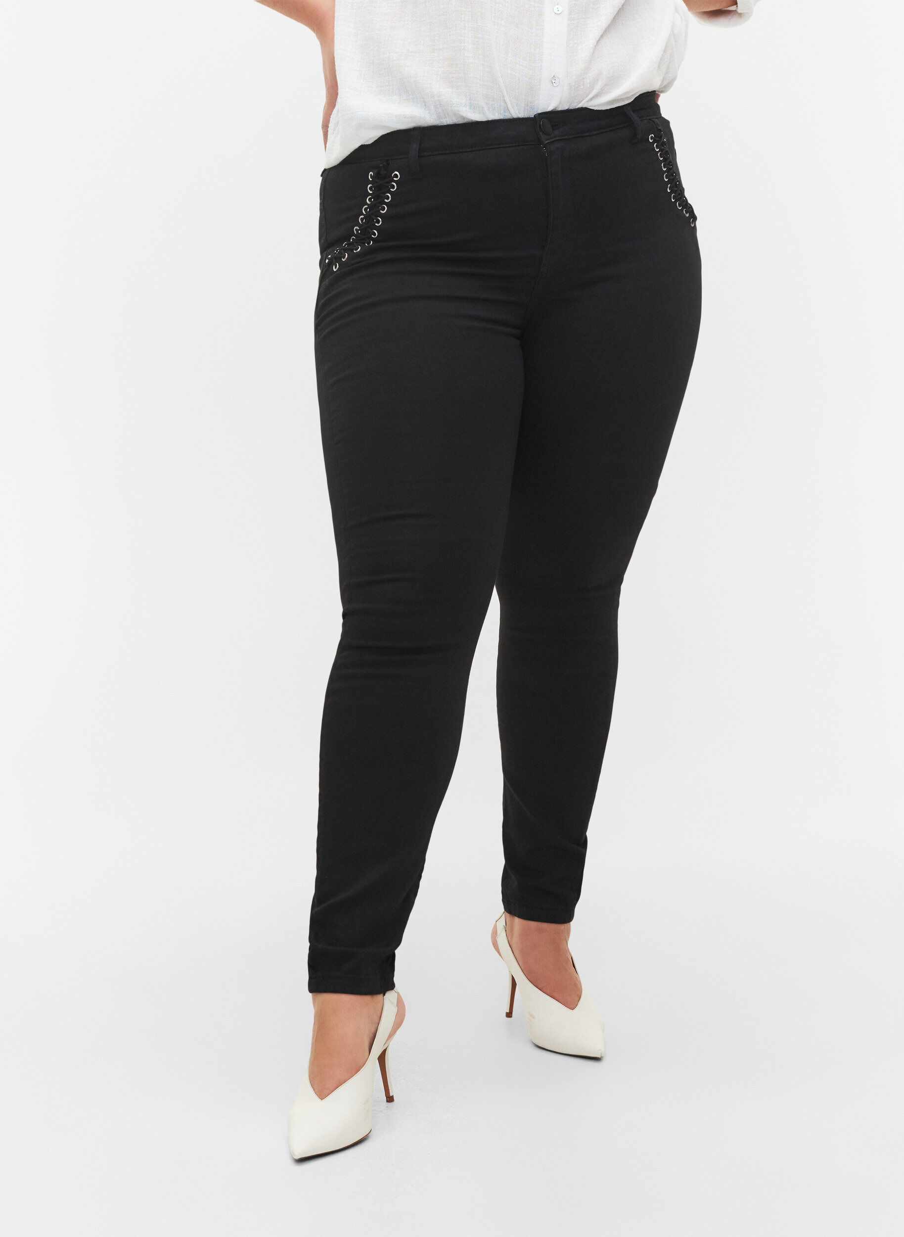 Zizzi Super slim Amy jeans med sn&oslash;redetaljer, Black, Model image number 2