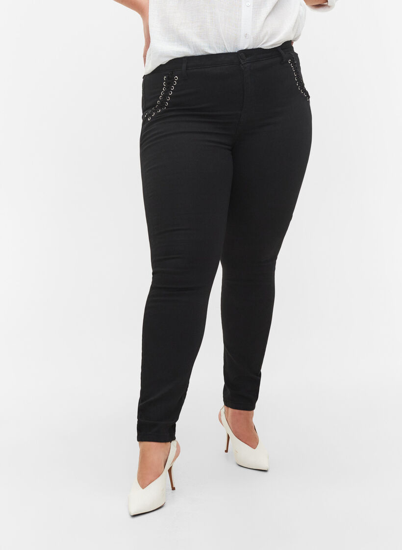 Super slim Amy jeans med sn&oslash;redetaljer, Black, Model image number 2