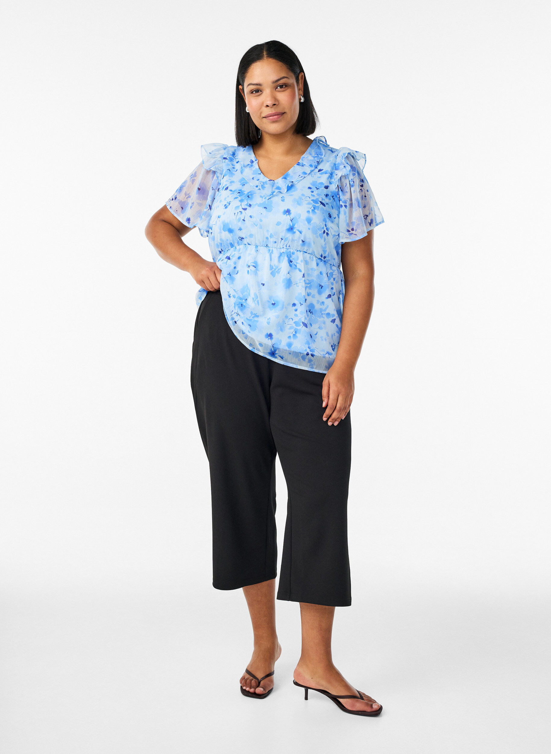 ZizziBlomstret bluse med volangkrage og peplumeffekt, Bl&aring;, Model image number 1