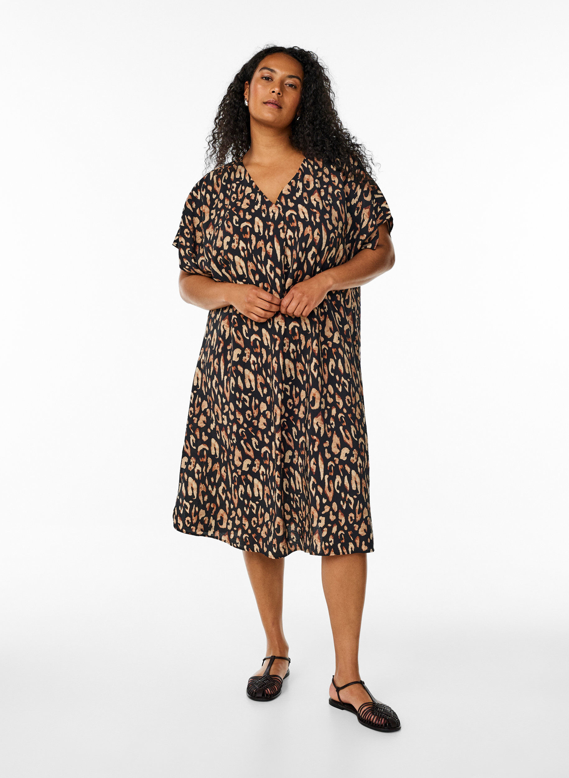 Zizzi Kjole med V-hals i viskose, Svart, Model image number 1