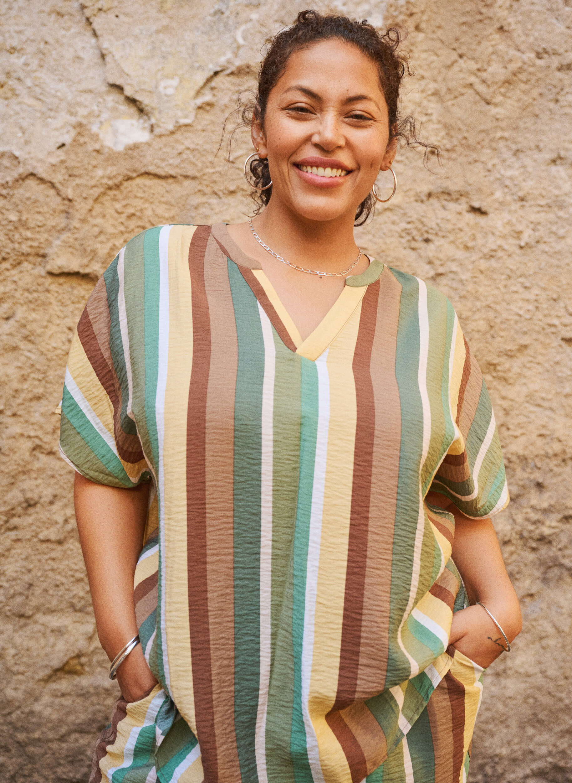 Stripete bluse i viskose med korte ermer