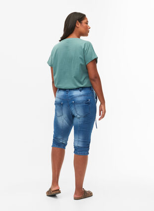 Zizzi Slim fit caprijeans med lommer, Blå, Model image number 2