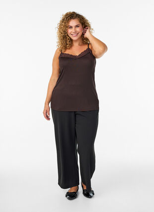 Zizzi Ribbet jerseytopp med blondedetaljer, Brun, Model image number 1