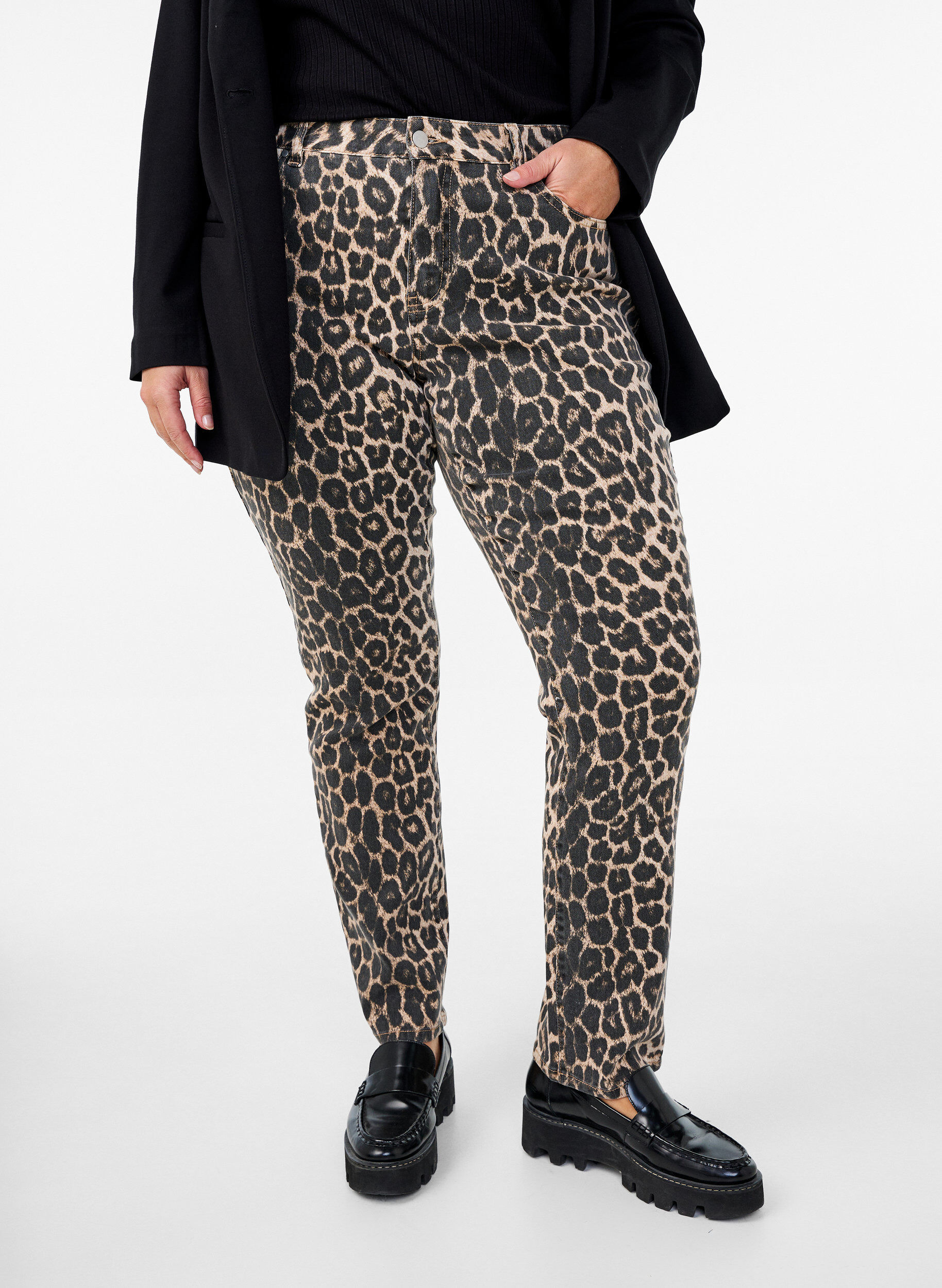 Zizzi Emily jeans med leopardtrykk, Brun, Model image number 2
