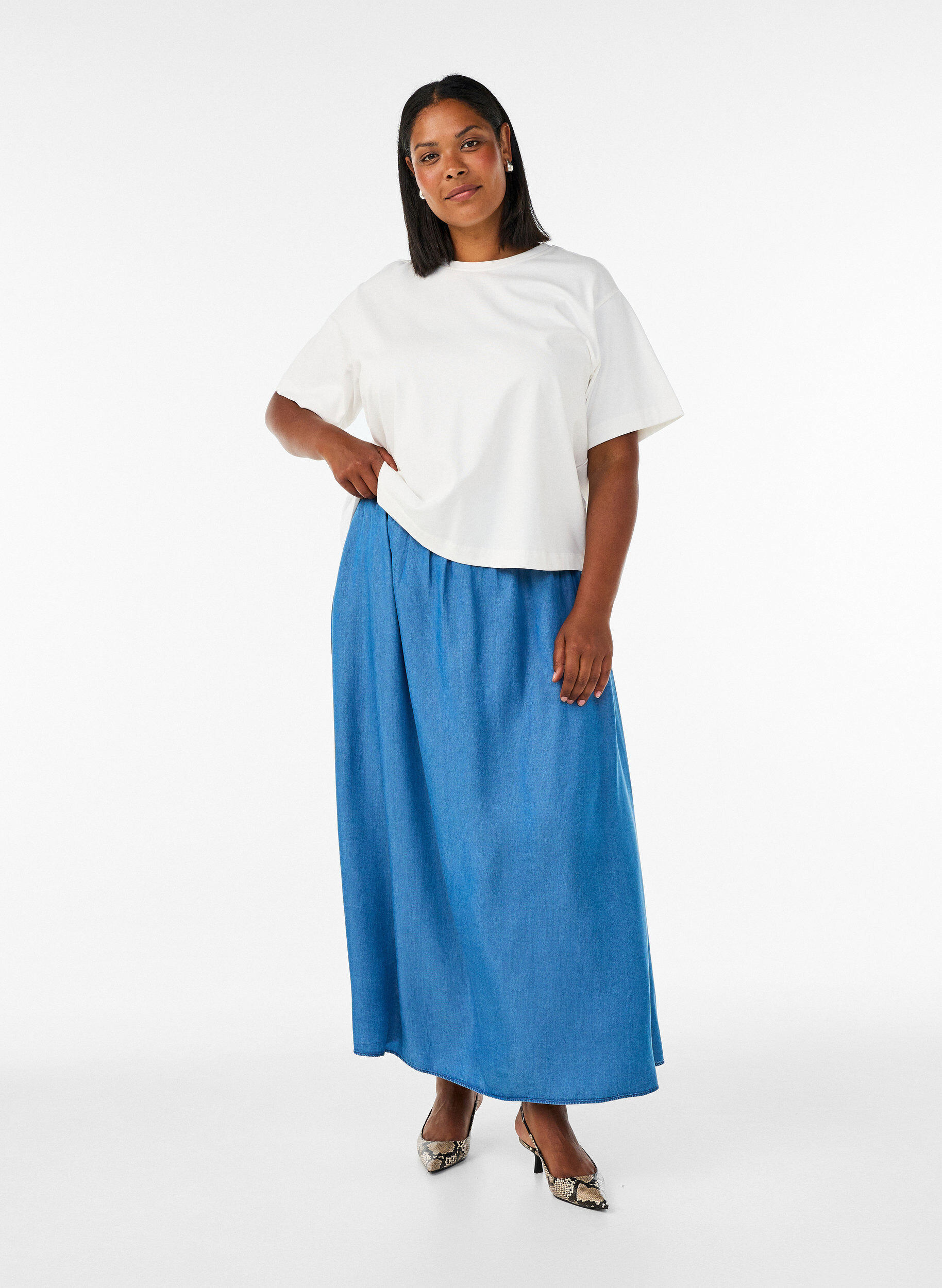 Maxiskj&oslash;rt med et plagg i denim i TENCEL&trade; Lyocell, Bl&aring;, Model