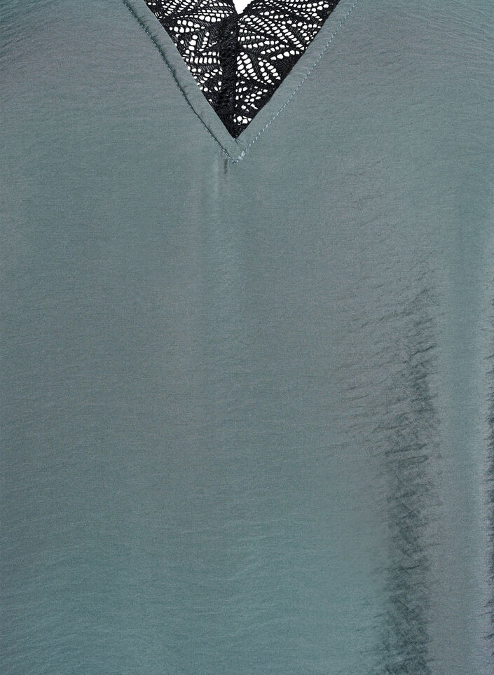 Kortermet bluse i viskose med blondekant, Grønn, Packshot image number 2