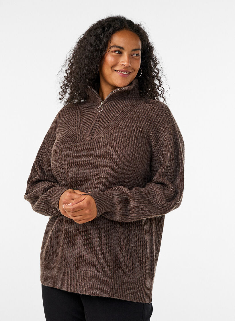 Strikket genser med h&oslash;y hals og glidel&aring;s, Brun, Model image number 0