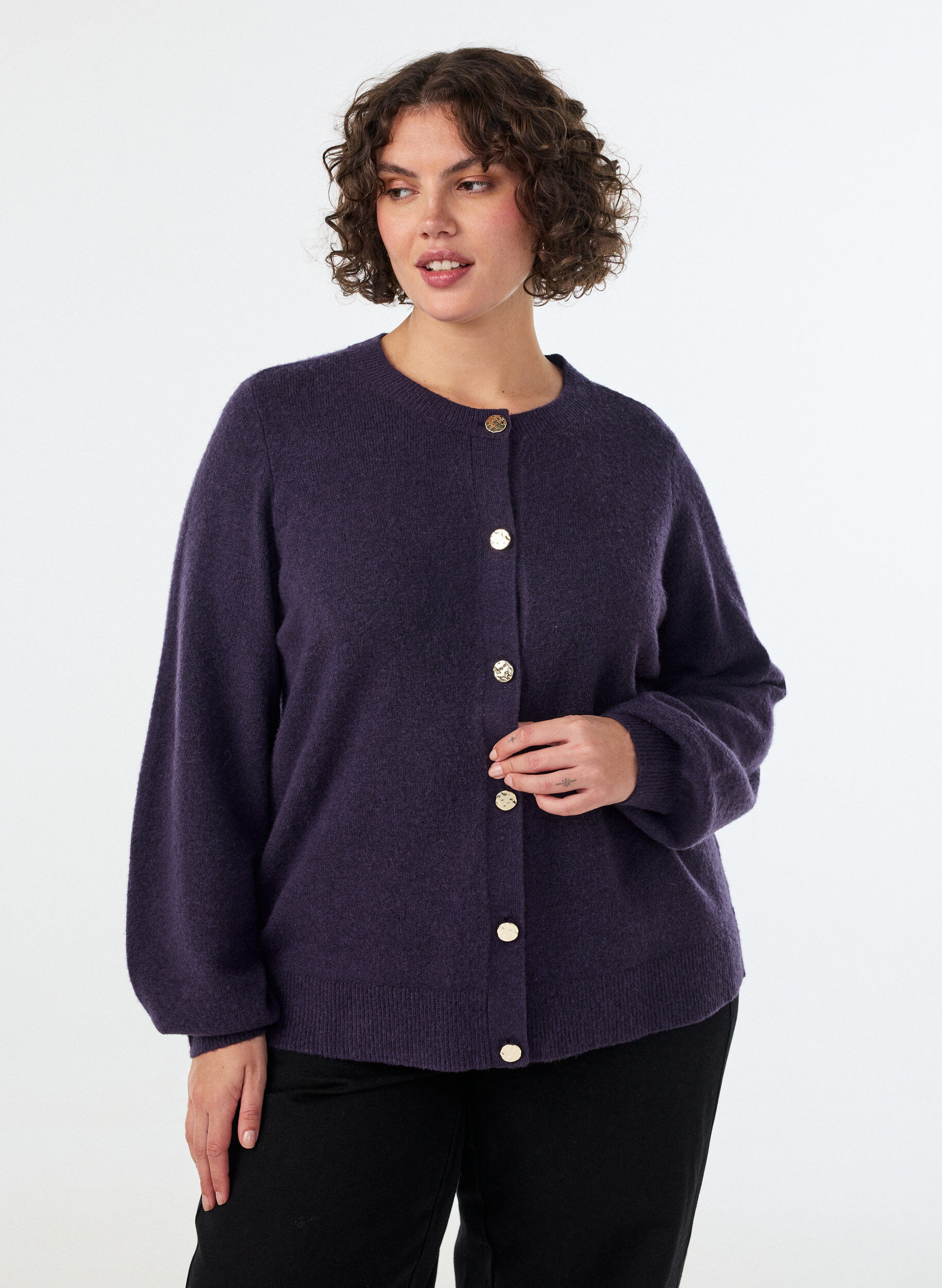 Cardigan i myk strikk med gullfargede knapper, Lilla, Model