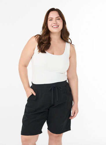 Zizzi Løs shorts av bomull med lommer, Svart, Model image number 0