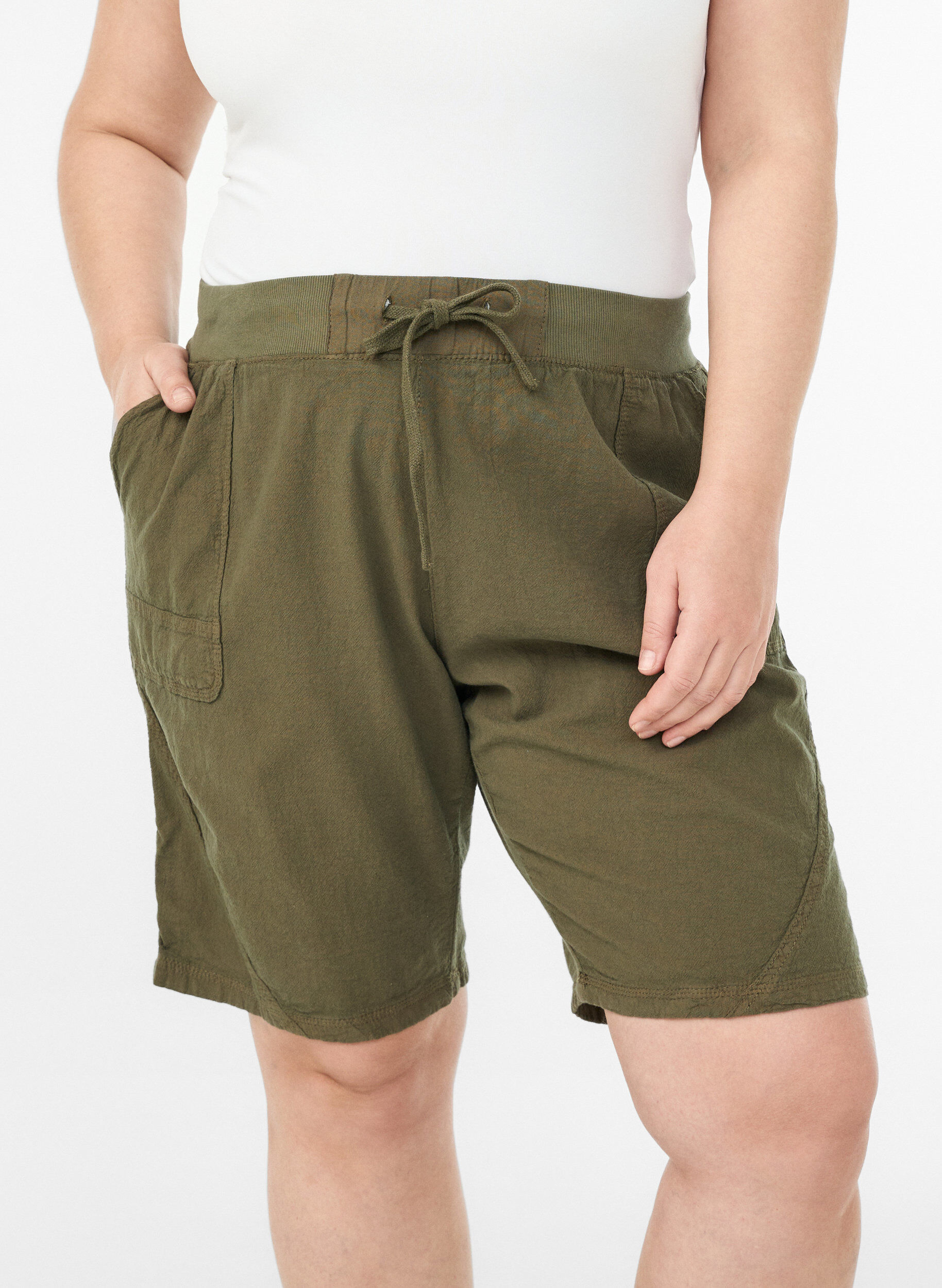 Zizzi L&oslash;s shorts av bomull med lommer, Gr&oslash;nn, Model image number 3