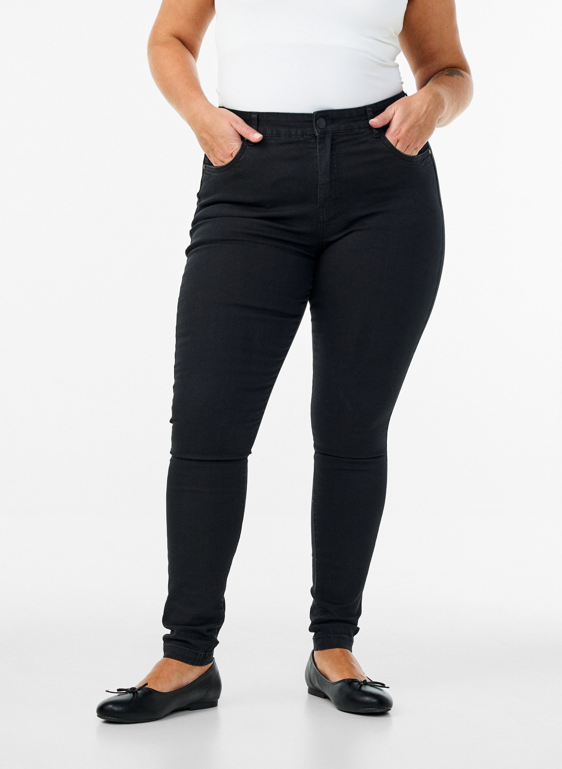 Zizzi Super slim Amy jeans med h&oslash;yt liv, Svart, Model image number 2