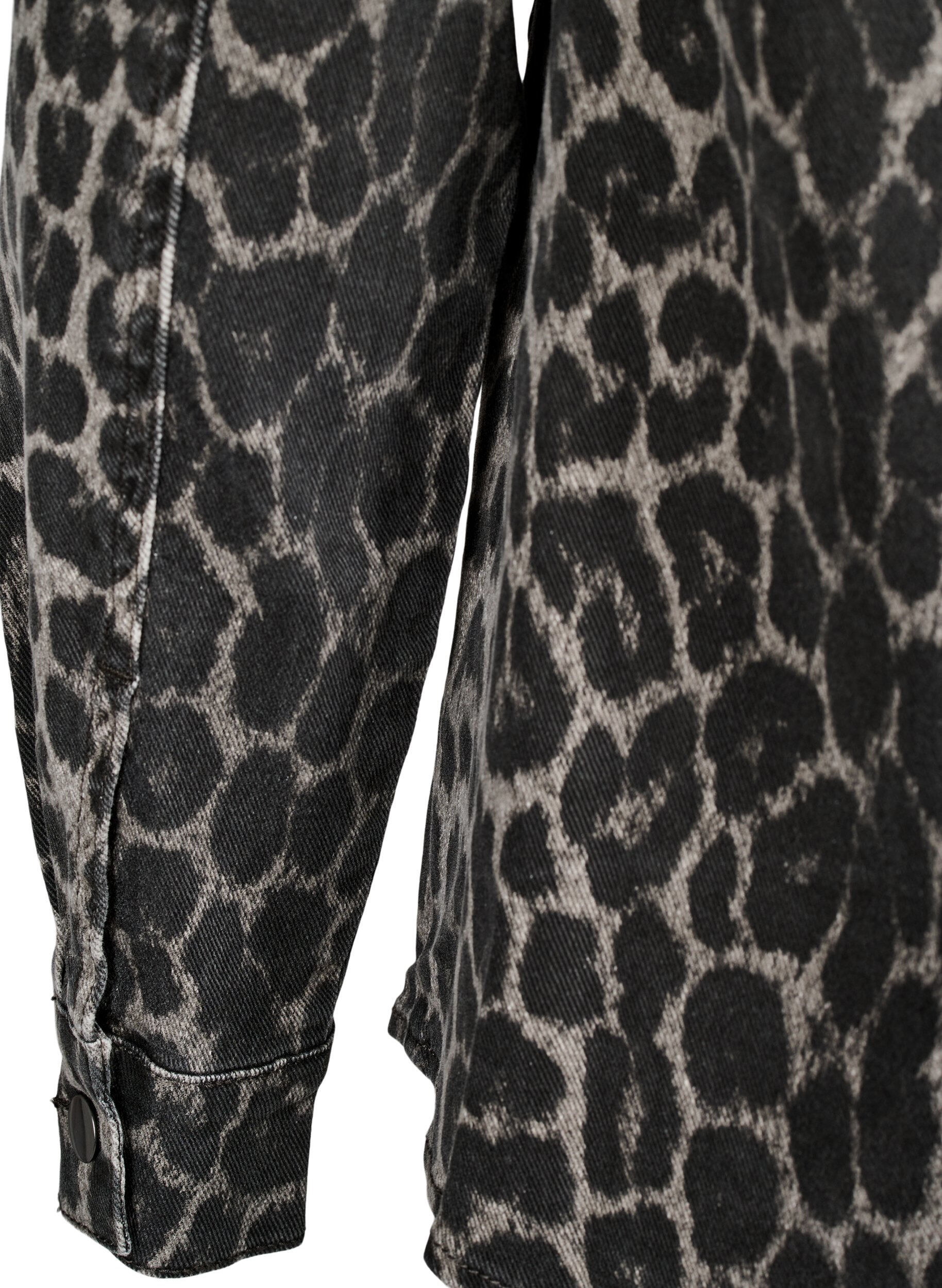 Zizzi Leopardm&oslash;nstret denimskjorte med knapper, Gr&aring;, Packshot image number 3