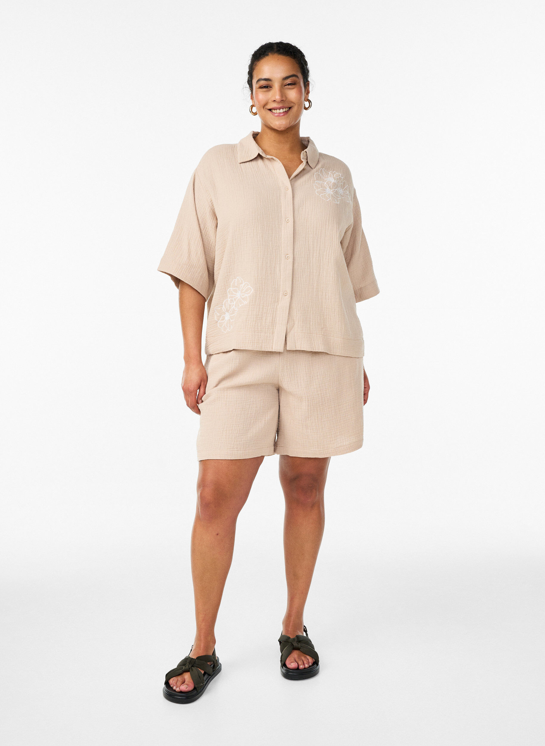 Zizzi Shorts i bomullsmusselin med h&oslash;y midje, Beige, Model image number 1