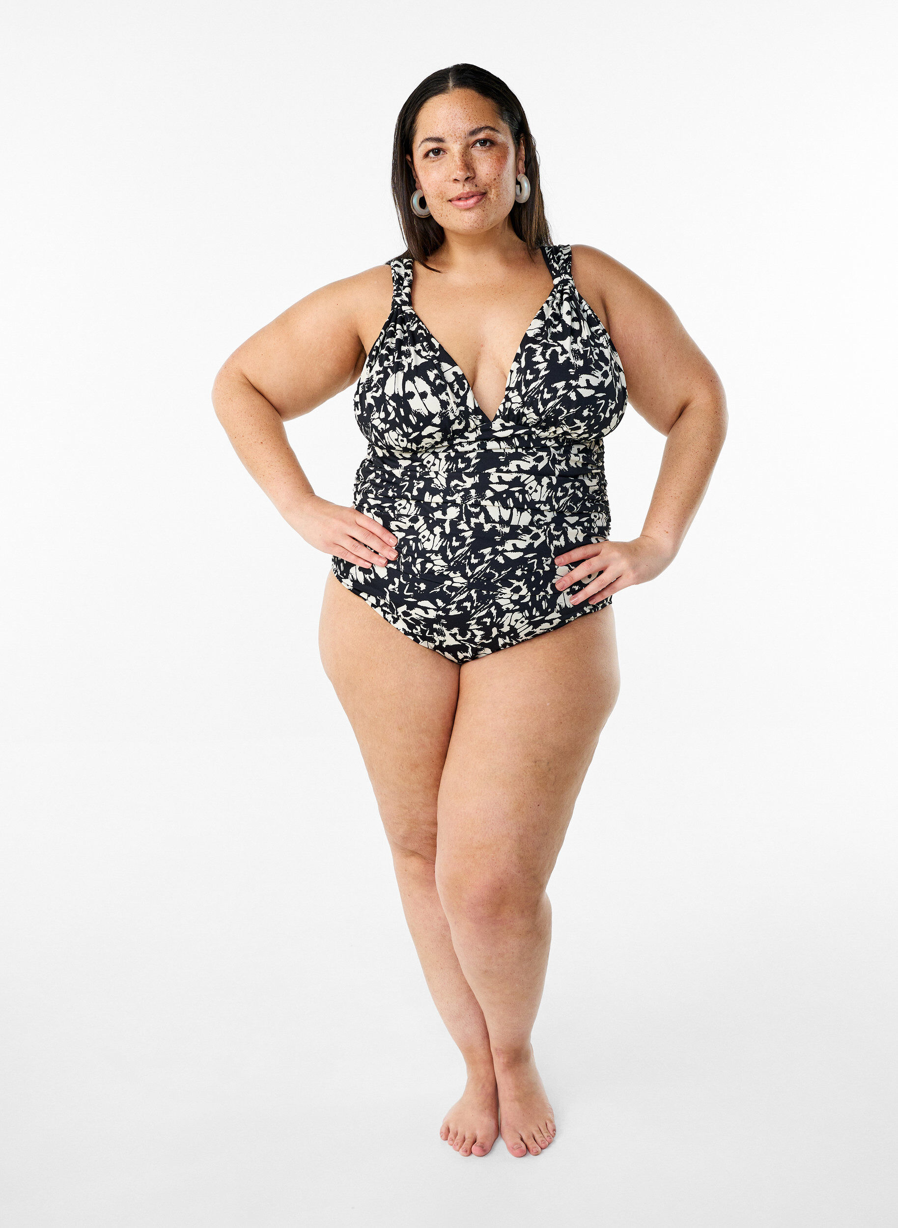 Zizzi M&oslash;nstret badedrakt med dyp V-hals, Svart, Model image number 1