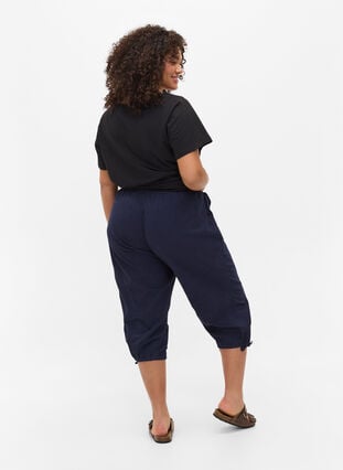 Zizzi Løse capribukser i bomull, Blå, Model image number 2