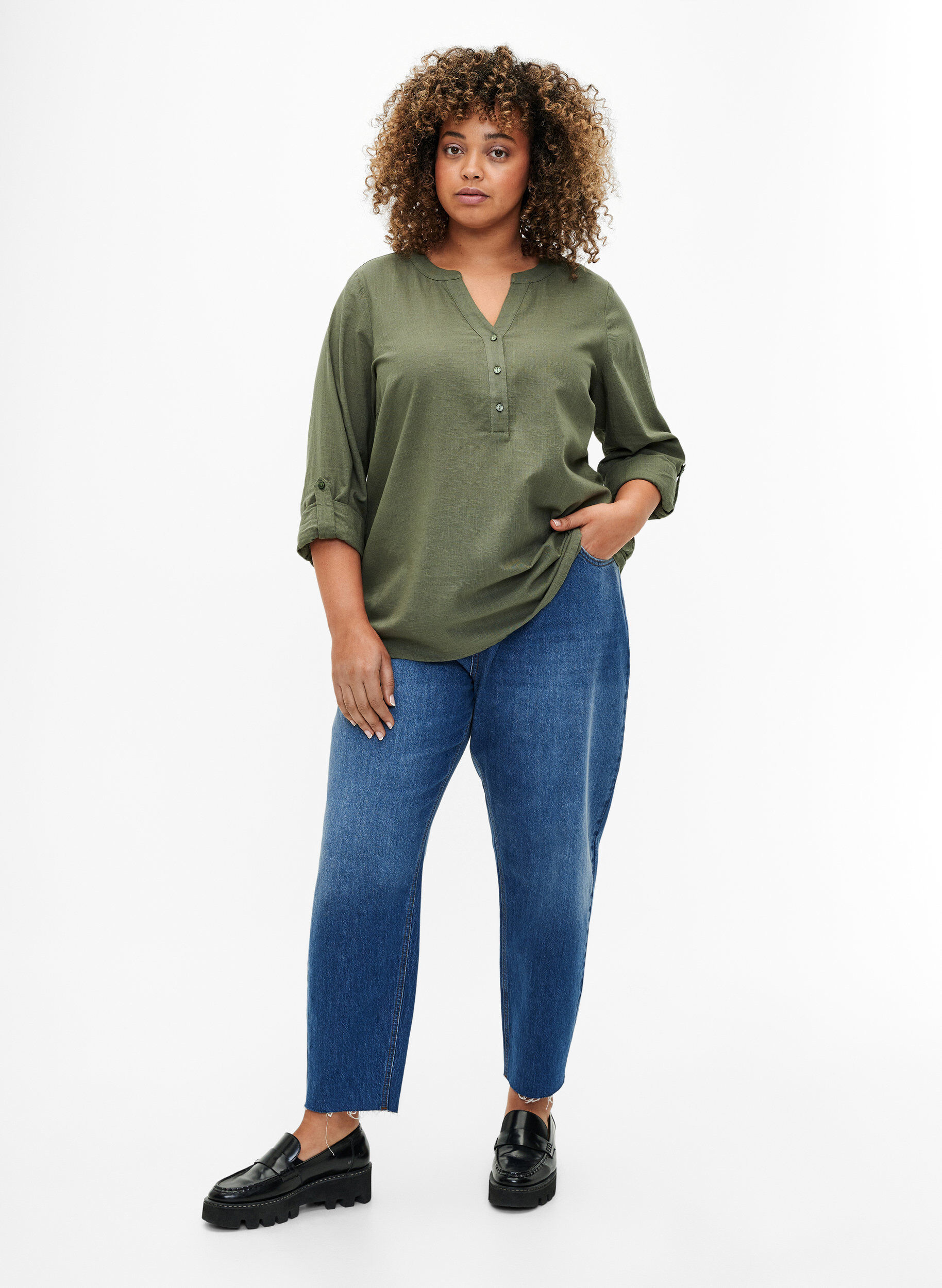 Zizzi Bomullsbluse med V-hals, Thyme, Model image number 2