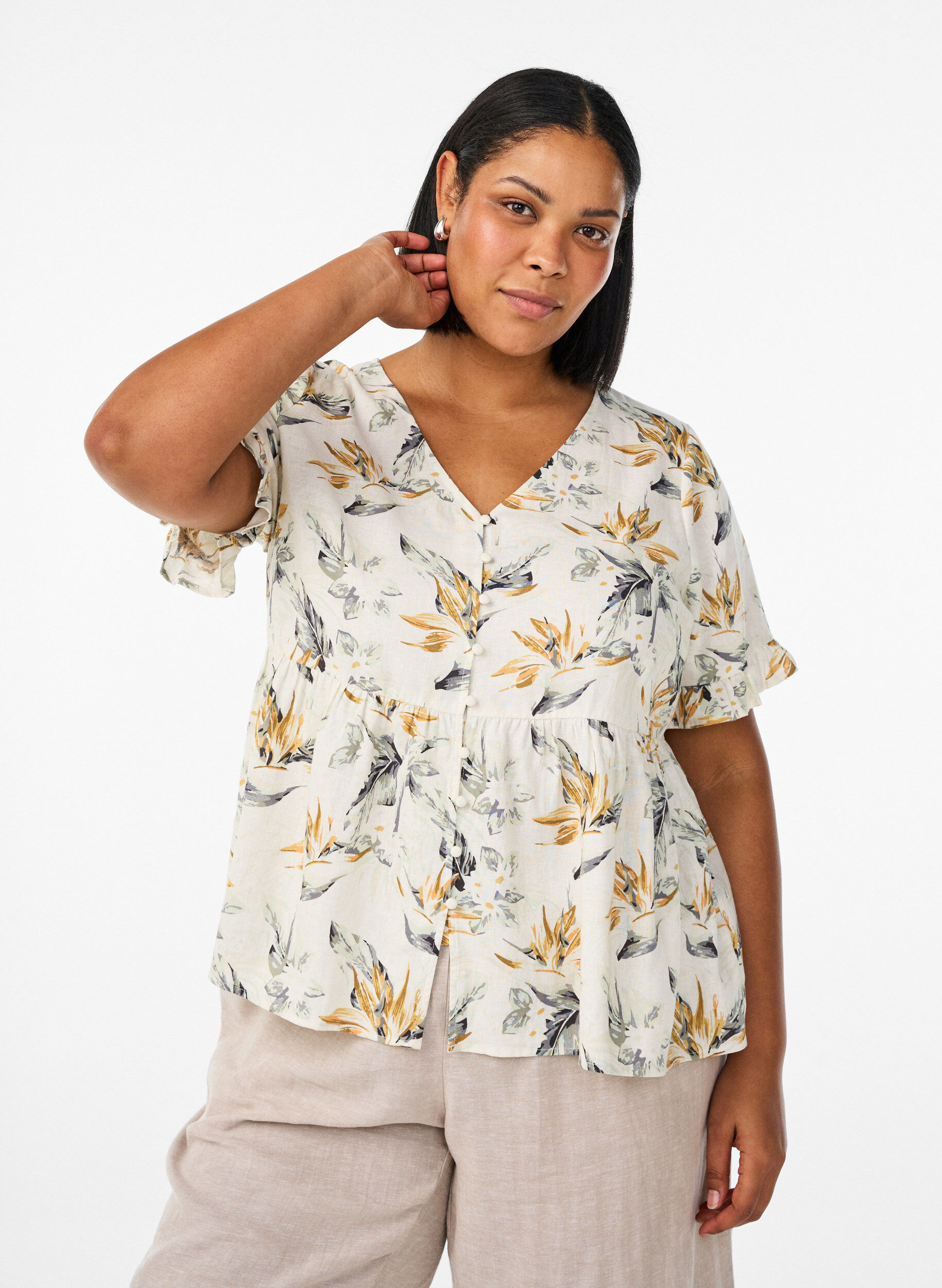 Bluse i lin og viskose med V-hals og knappelukking, Hvit, Model