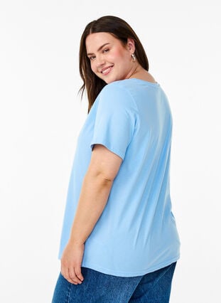 Zizzi Kortermet t-skjorte med v-hals, Blå, Model image number 2
