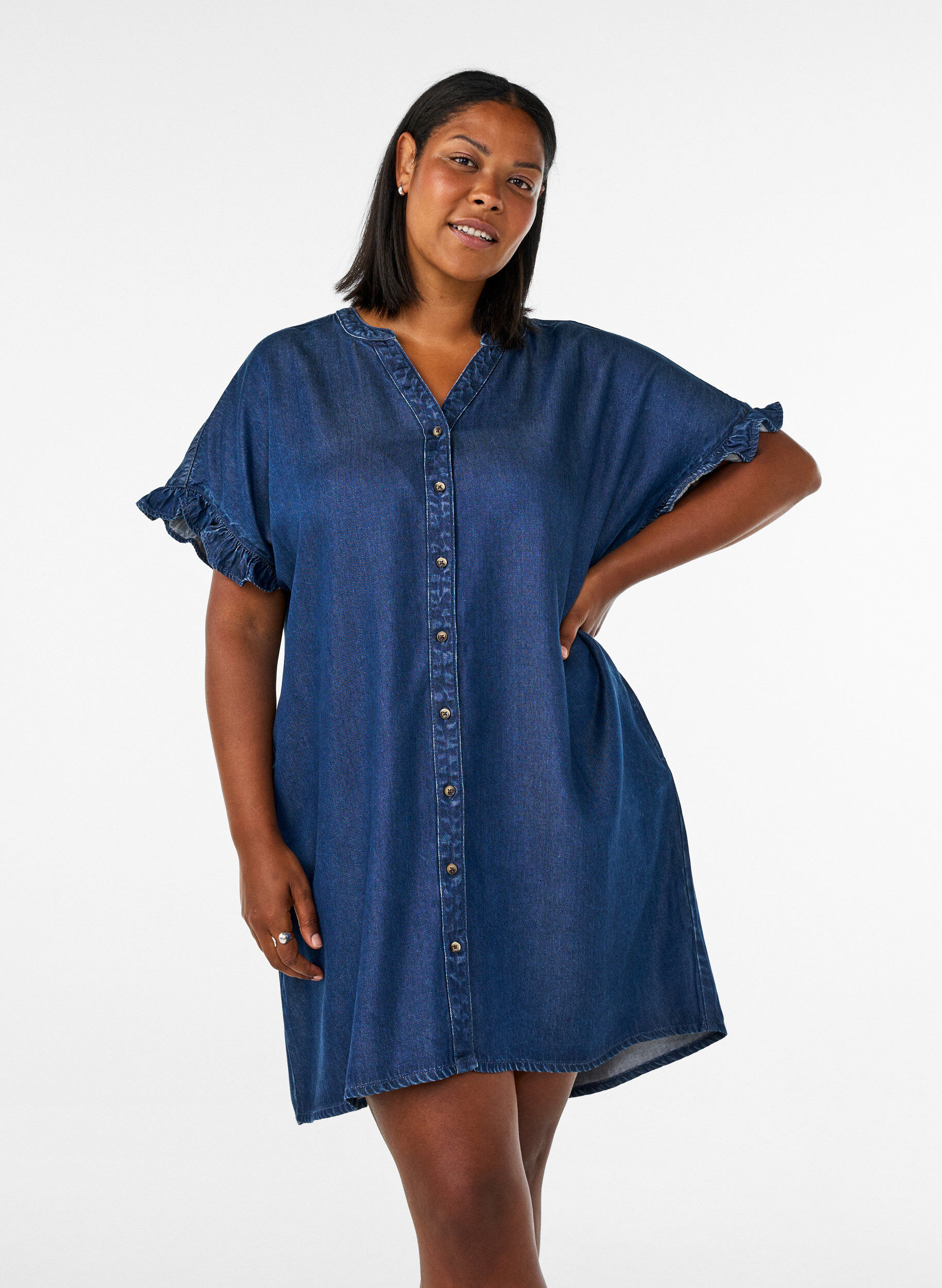 Kjole i denim-uttrykk med knappelukking og volangermer, Bl&aring;, Model