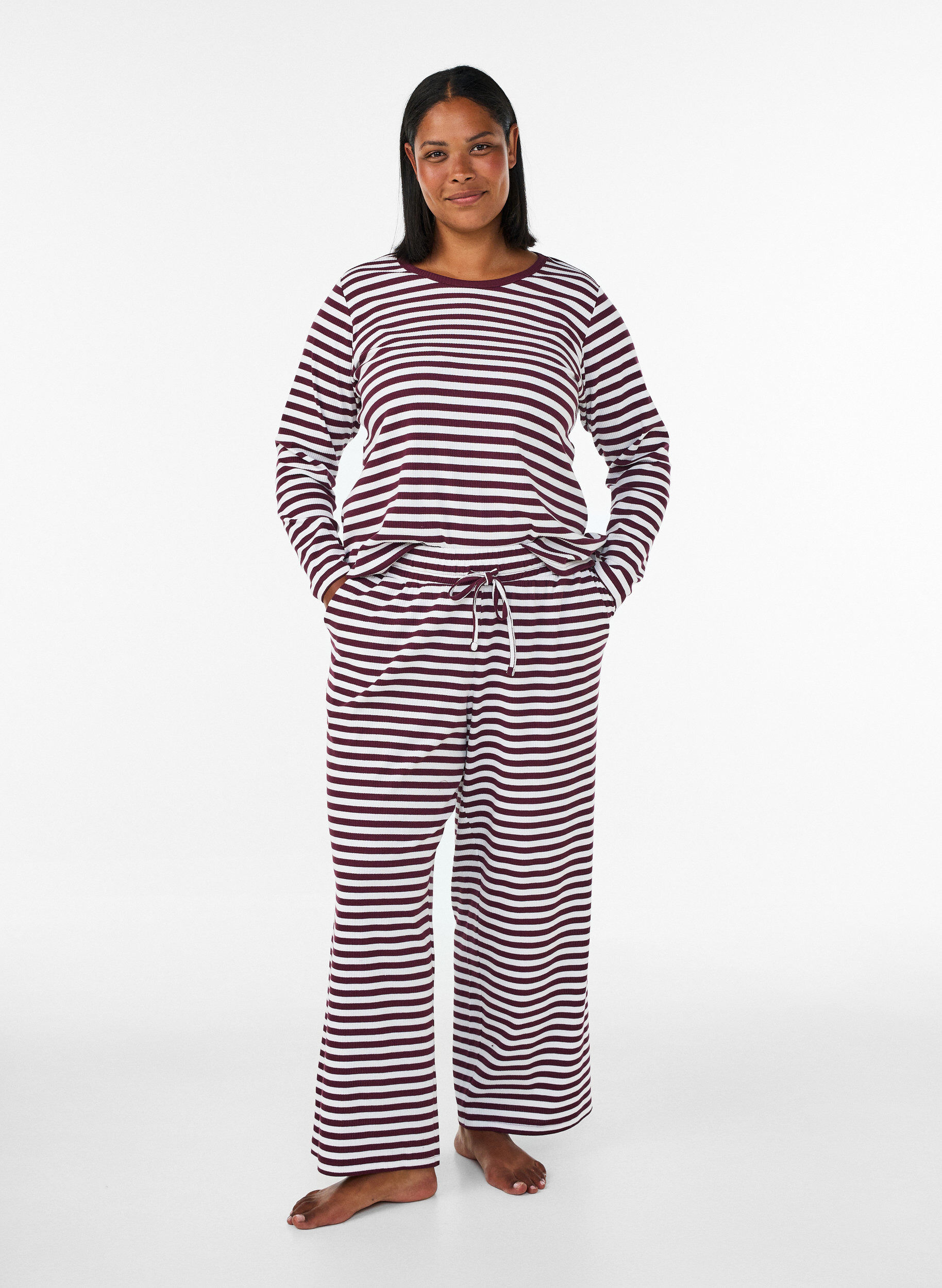 ZizziLangermet nattopp i ribbestrikket jersey med striper, R&oslash;d, Model image number 1