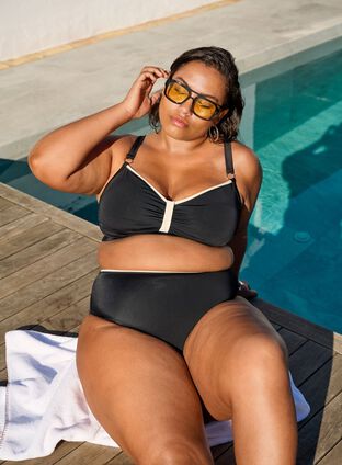 Zizzi Bikini med hvite detaljer, , Model