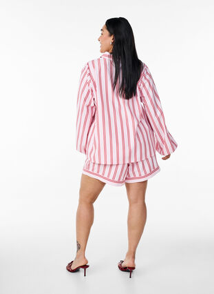 Zizzi Løse shorts med striper og lommer, Rosa, Model image number 2