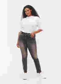 Slim fit Emily jeans med normal høyde i livet, Dark Grey Denim, Model