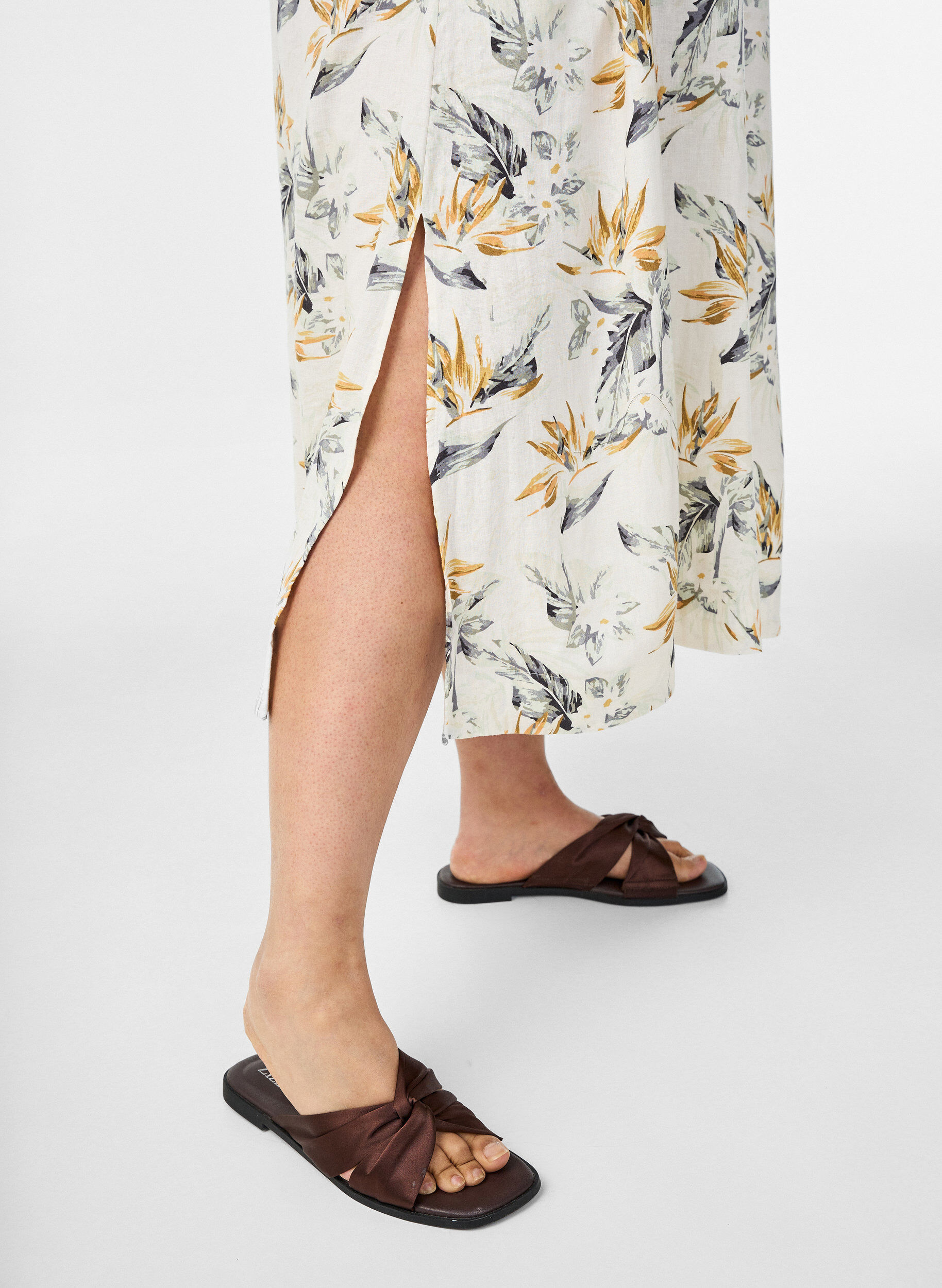 Zizzi Midikjole i lin og viskose med 1/2 ermer, Hvit, Model image number 2