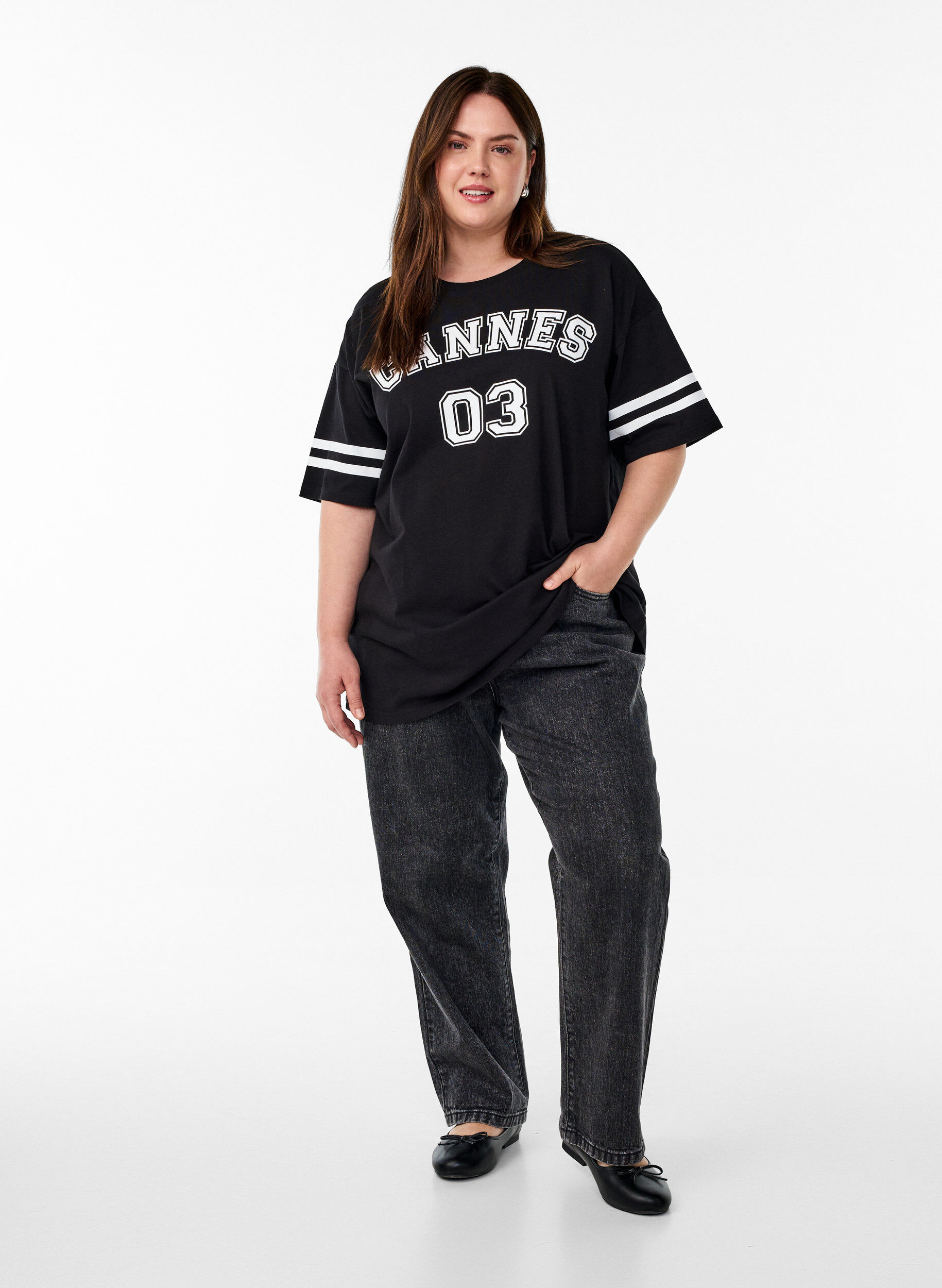 Zizzi Sporty oversized college T-skjorte, Svart, Model image number 1