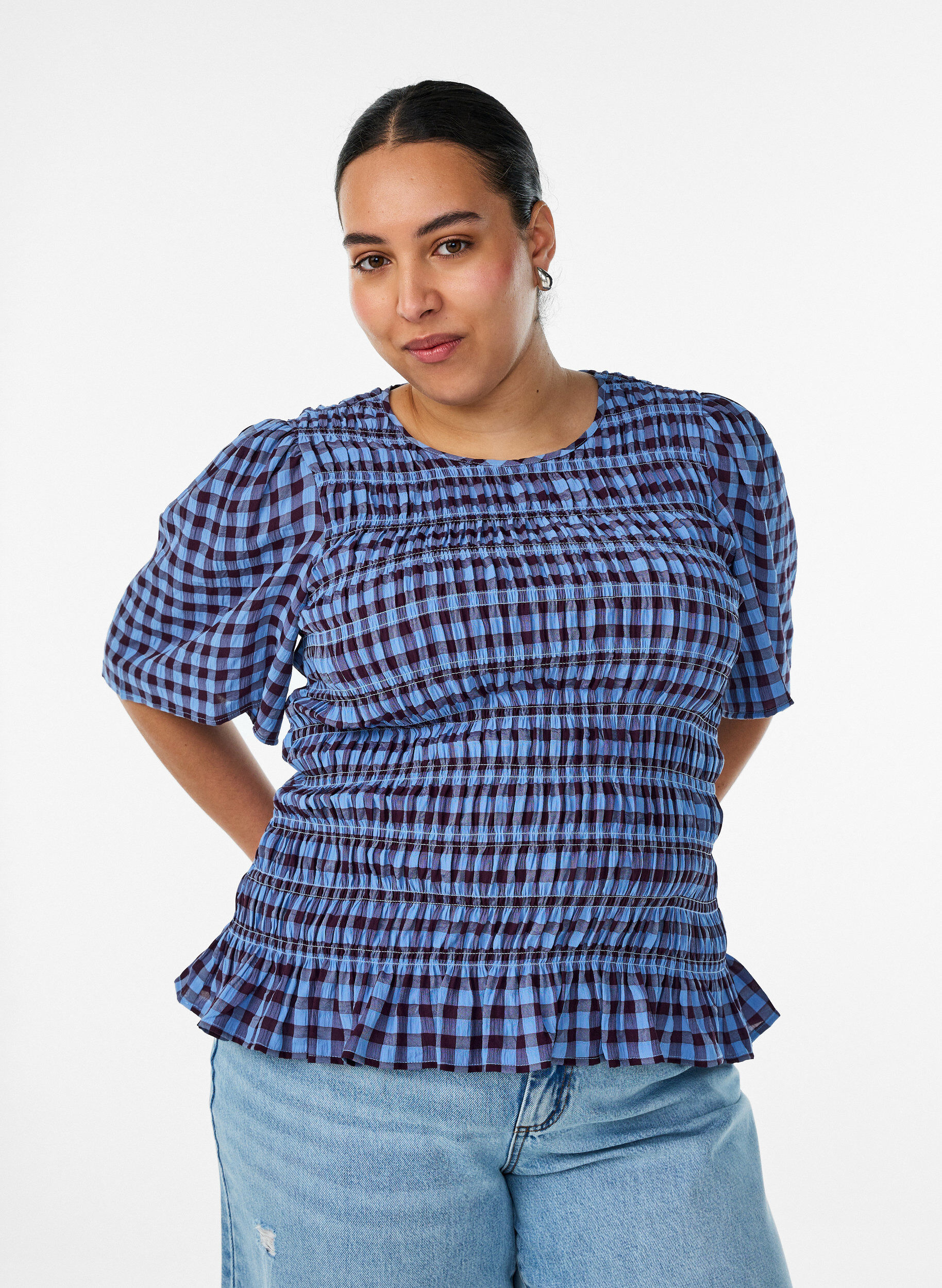 Bluse med smock, gingham-m&oslash;nster og rysjekant, Bl&aring;, Model