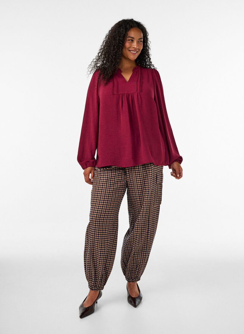 Bluse med V-hals og heklet b&aring;nd, R&oslash;d, Model image number 1