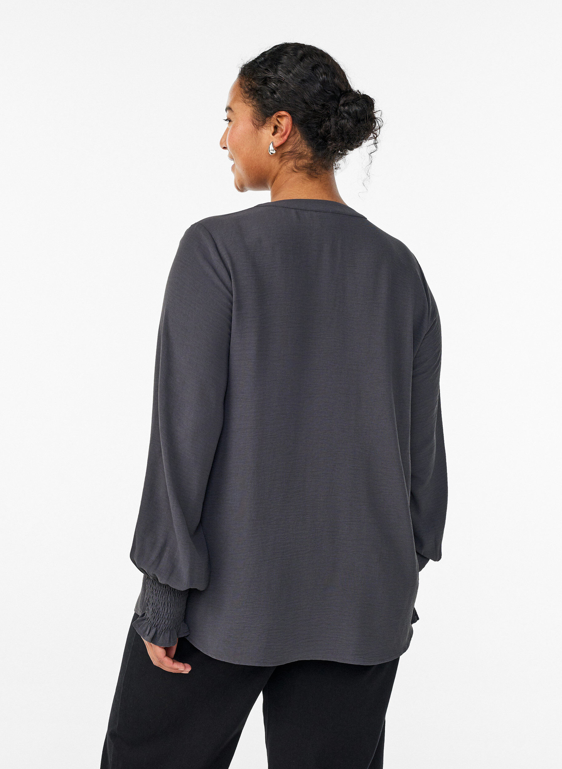 ZizziBluse med smockmansjetter og V-hals, Gr&aring;, Model image number 2
