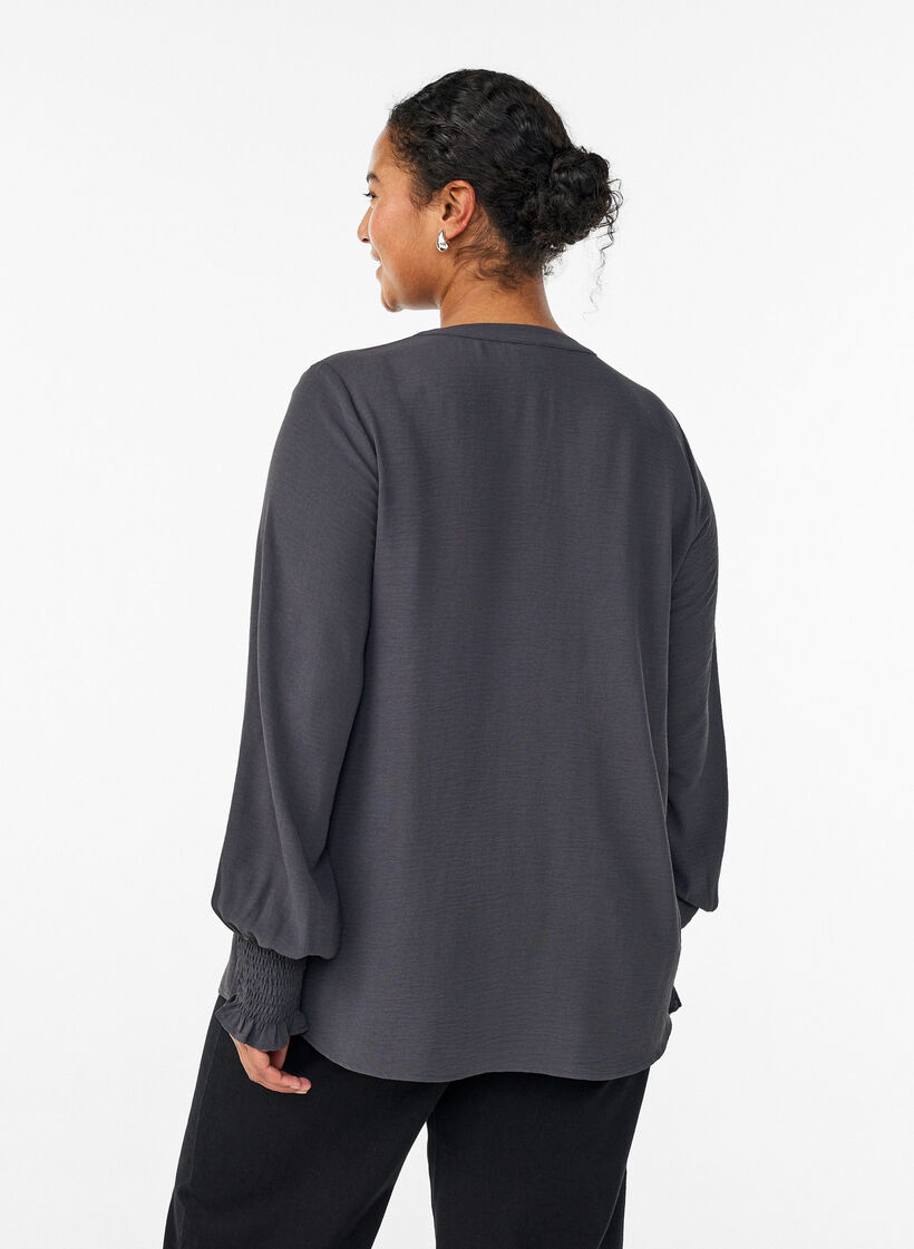 Bluse med smockmansjetter og V-hals, Gr&aring;, Model image number 2