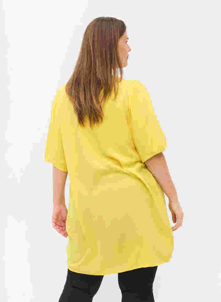 Viskosetunika med V-hals og knapper, Primrose Yellow, Model