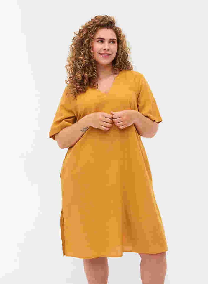 Kortermet kjole i bomullsmiks med lin, Honey Mustard, Model