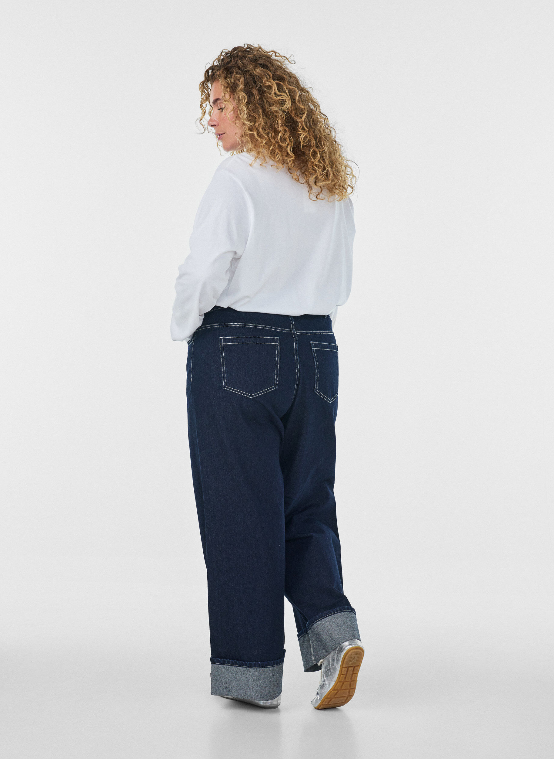 ZizziWide fit jeans med brede oppbrett og kontrasts&oslash;m, Bl&aring;, Model image number 1