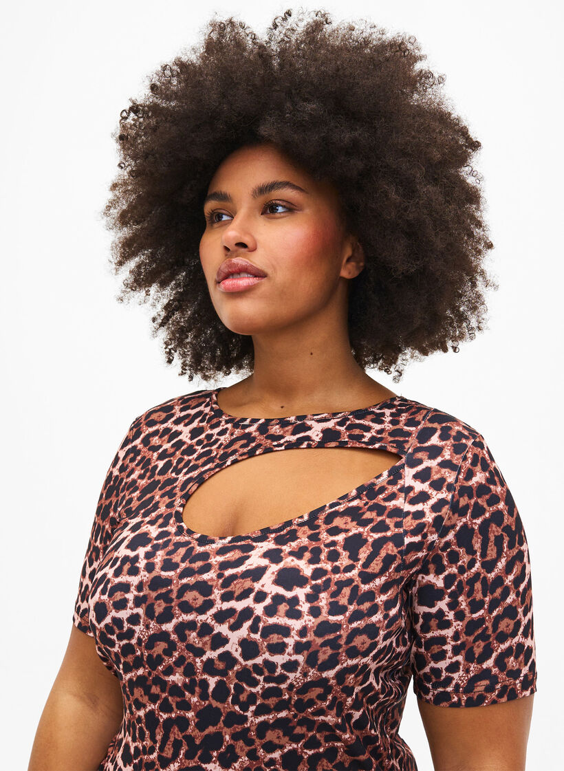 Tettsittende kjole med leopardmønster og utskjæring, Leopard AOP, Model