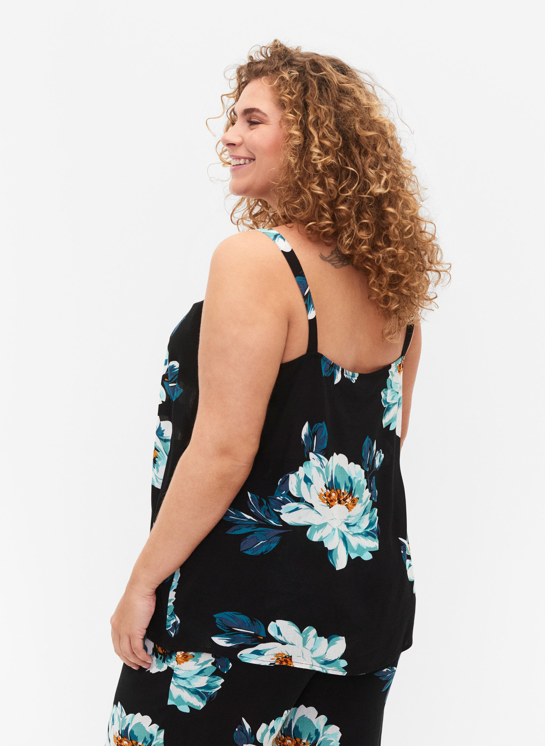 Zizzi Topp i viskose, Black Big Flower, Model image number 1