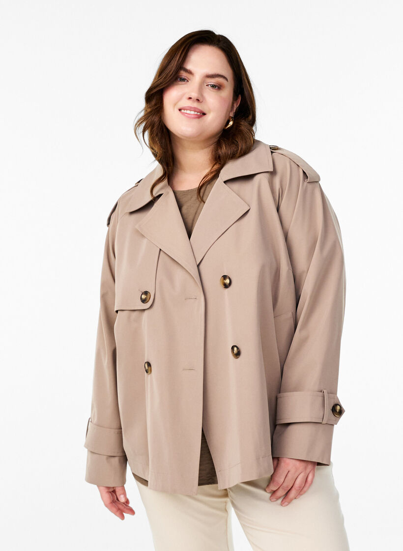Kort trenchcoat med klassiske detaljer, Desert Taupe, Model