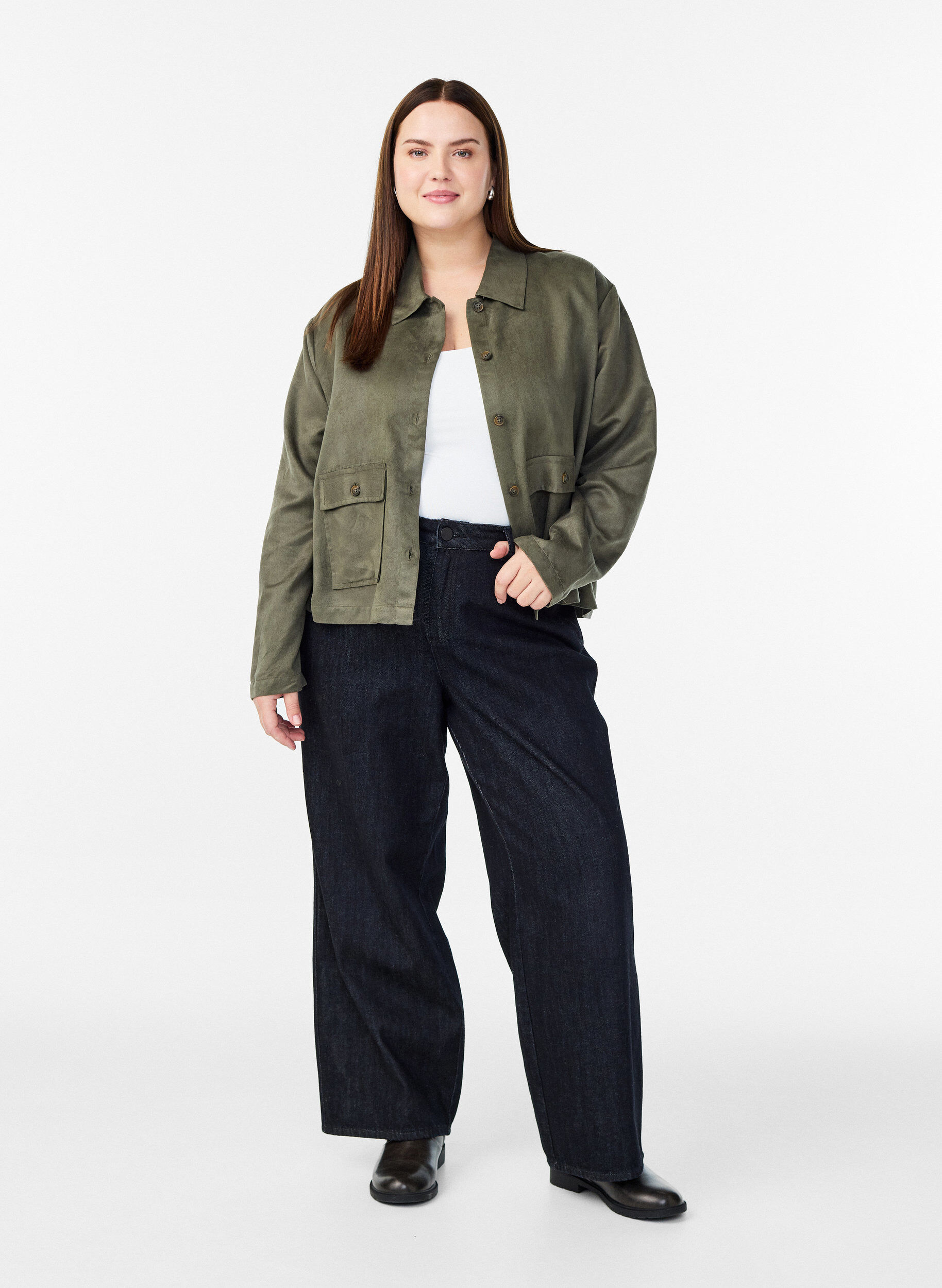 Zizzi Kort jakke i imitert semsket stoff med lommer, Gr&oslash;nn, Model image number 1