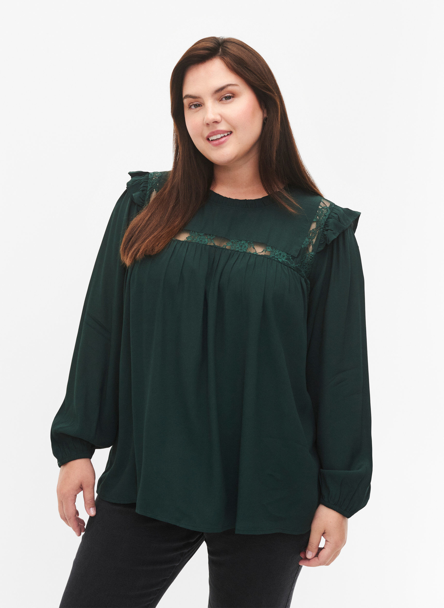 Zizzi Viskosebluse med volanger og blonder, Scarab, Model image number 0