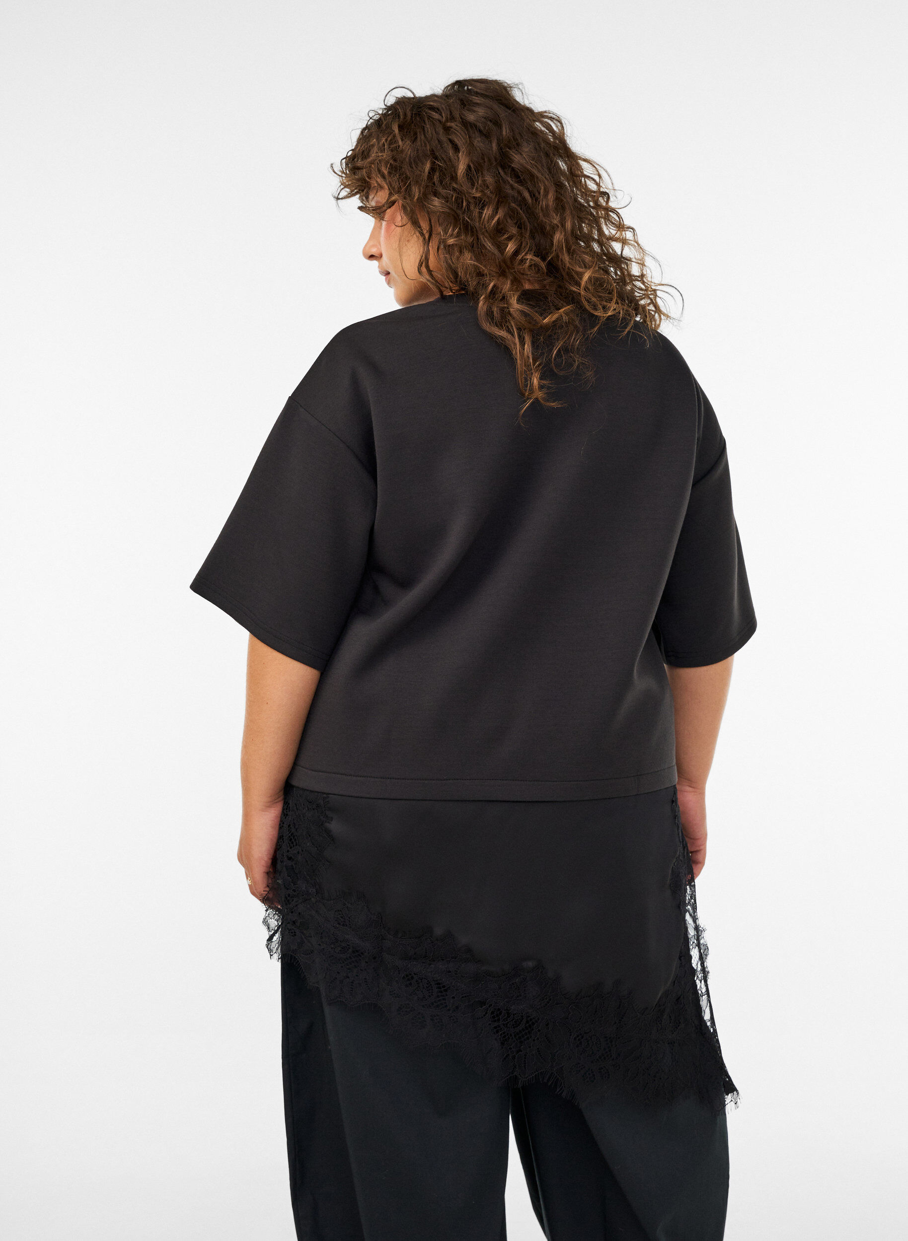 ZizziJerseybluse med lag-p&aring;-lag-look og blonder, Svart, Model image number 2