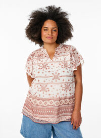 Mønstret bluse med volanger og korte ermer, Vanilje Mønstret bluse med volanger og korte ermer, Vanilje, Model